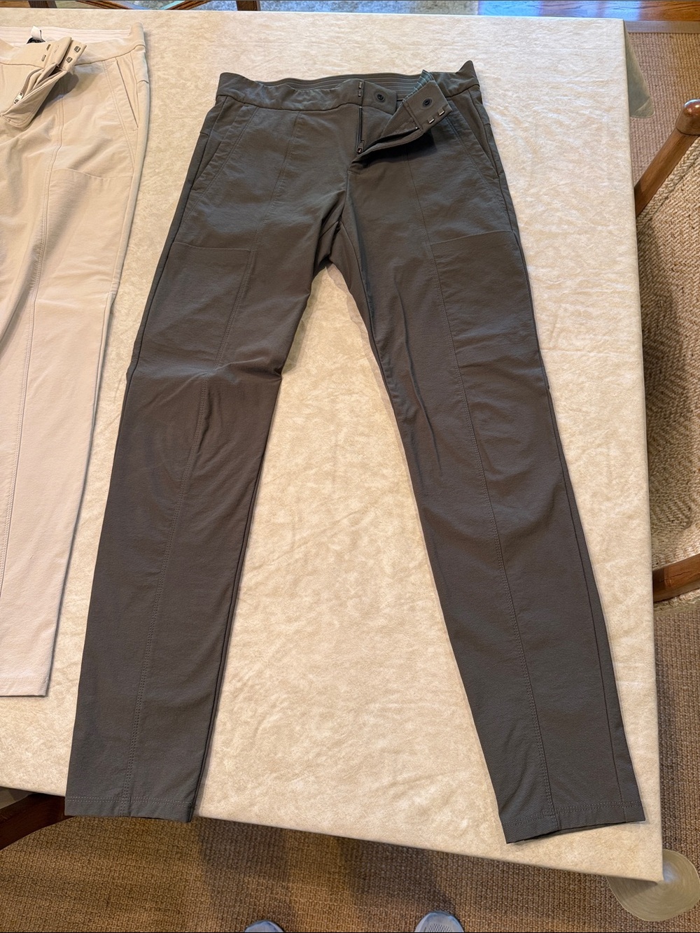Athleta wander stash skinny pant in olive